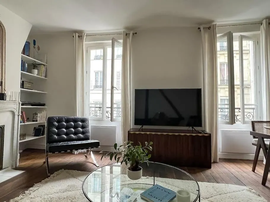 Why Paris ? Why Montmartre ? Apartman