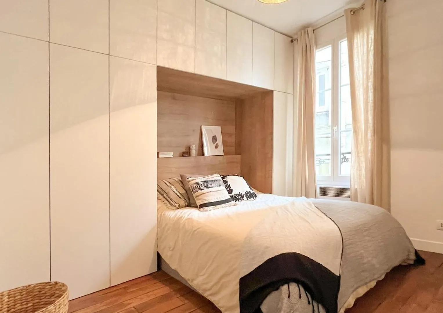 Why Paris ? Why Montmartre ? Apartman 0*,